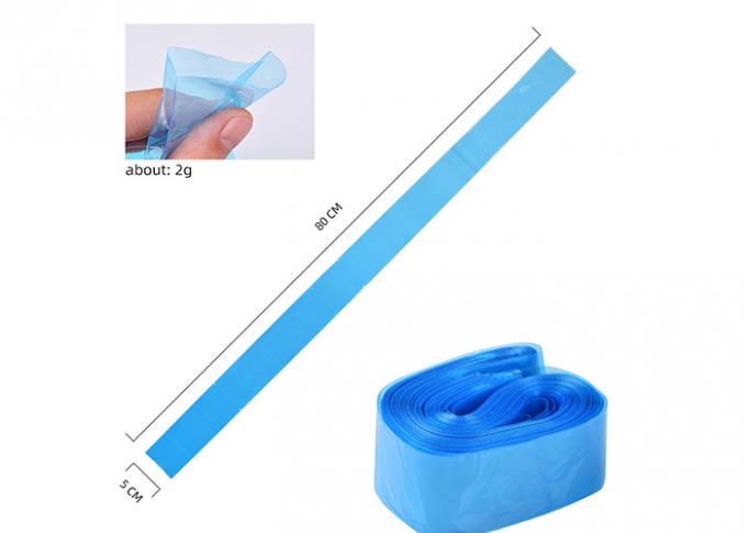 El cordón plástico azul del clip envuelve fuentes del equipo del tatuaje 0